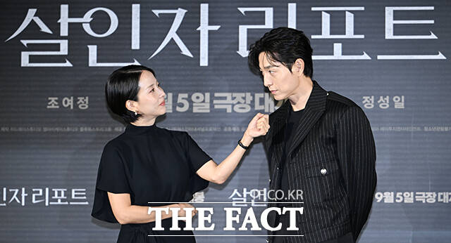 배우 조여정(왼쪽)과 정성일이 12일 오전 서울 용산구 CGV 용산아이파크몰에서 열린 영화 살인자 리포트 제작보고회에 참석해 포즈를 취하고 있다. /박헌우 기자
