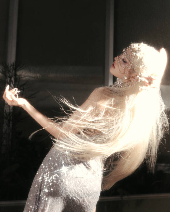 앨범의 주제는 혼돈과 혼란이지만 그 결과가 드러내는 바는 말끔하다. 도전과 변화 그리고 성장이다. 다양한 장르 속 신선함을 넘어 파격적이기까지 한 사운드에 잘 녹아 들었고 다채로운 톤으로 이야기를 능숙하게 끌고 간다. /더블랙레이블