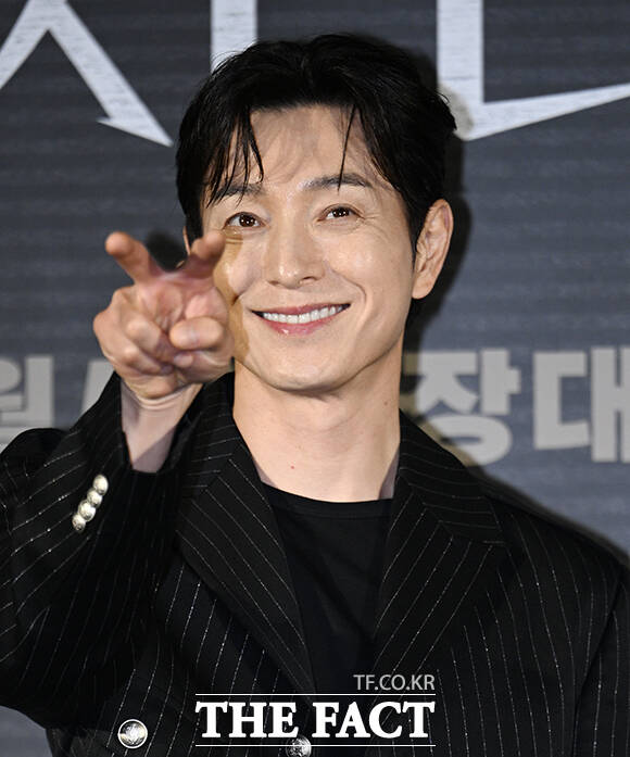 배우 정성일이 12일 오전 서울 용산구 CGV 용산아이파크몰에서 열린 영화 살인자 리포트 제작보고회에 참석해 포즈를 취하고 있다. /박헌우 기자