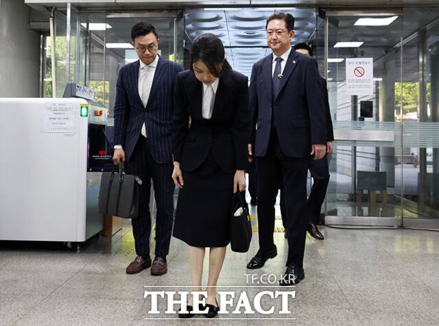 검은색 정장 차림의 김 여사는 차량에서 내려 아무 것도 아닌 사람의 의미가 무엇인지, 명품 선물 관려 사실대로 진술한 게 맞는지, 김건희 엑셀파일을 본 적 있는지, 명품 시계를 사달라고 한 이유가 무엇인지 등 질문에 아무런 대답을 하지 않았다. /사진공동취재단
