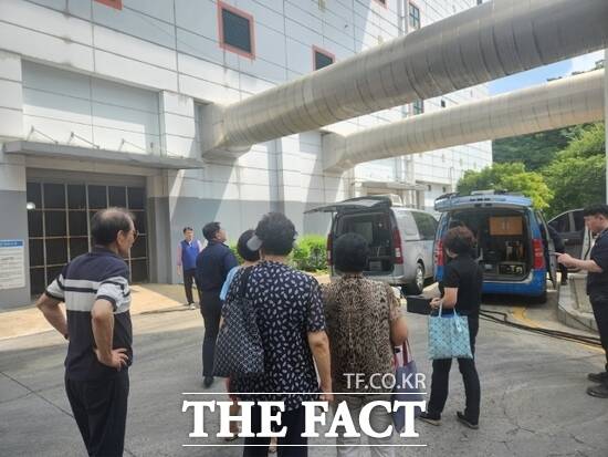 경기 의정부시 자원회수시설 인근 주민들이 올해 하반기 자원회수시설 다이옥신 측정을 참관하기 위해 시설에 들어서고 있다. /의정부시