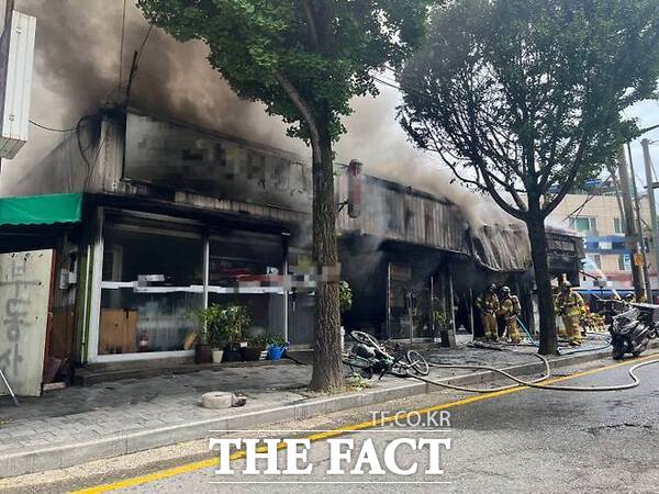 대전 서구 도마동 한 오토바이 가게에서 불이 나 1명이 다치고 주변 점포 5곳이 전소됐다./대전소방본부