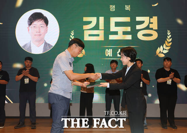 김영 충남도 농업기술원장이 12일 제3기 우수 청년 농업인에게 인증패를 수여하고 있다. /충남도