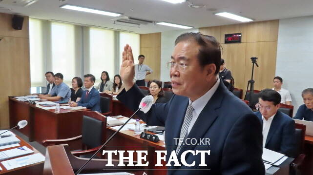 세종 평생교육·정책연구원 초대 원장에 내정된 권영걸 후보자가 12일 세종시의회 인사청문특별위원회에서 선서를 하고 있다. /김형중 기자