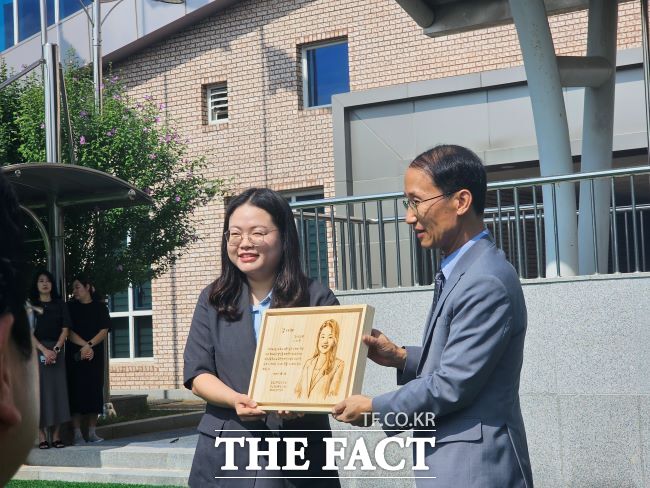 경기도의회 이자형 의원이 12일 광주 초월고등학교에서 교육환경 개선 공로로 감사패를 받고 있다./경기도의회