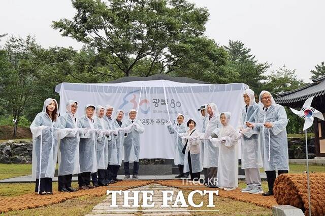 창원시 마산합포구 진전면 애국지사사당에서 애국지사 위패 봉안식 및 독립운동가 추모비 제막식이 열리고 있다./창원시