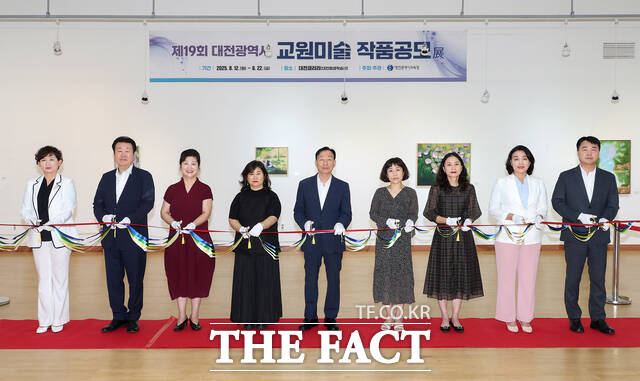 12일 대전갤러리에서 설동호 교육감을 비롯한 내빈들이 제19회 대전시 교원미술작품 공모전 입상작 전시회 테이프커팅을 진행하고 있다. /대전교육청
