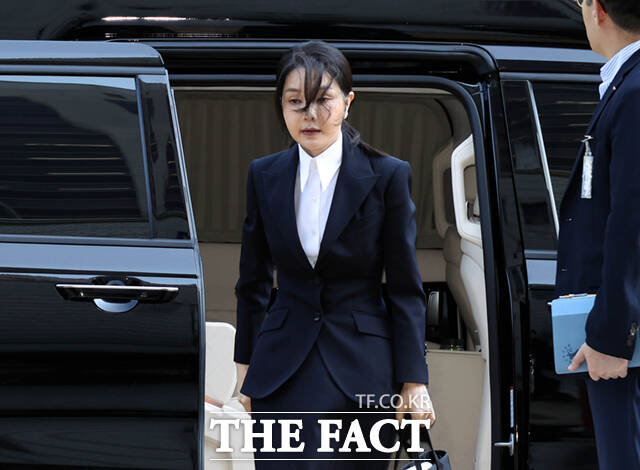 자본시장과 금융투자업에 관한 법률 위반, 정치자금법 위반, 특정범죄 가중처벌 등에 관한 법률 위반(알선수재) 등의 혐의를 받는 윤석열 전 대통령 부인 김건희 씨가 12일 오전 서울 서초구 서울중앙지법에서 열린 구속 전 피의자 심문(영장실질심사)에 출석하고 있다. 2025.08.12 사진공동취재단