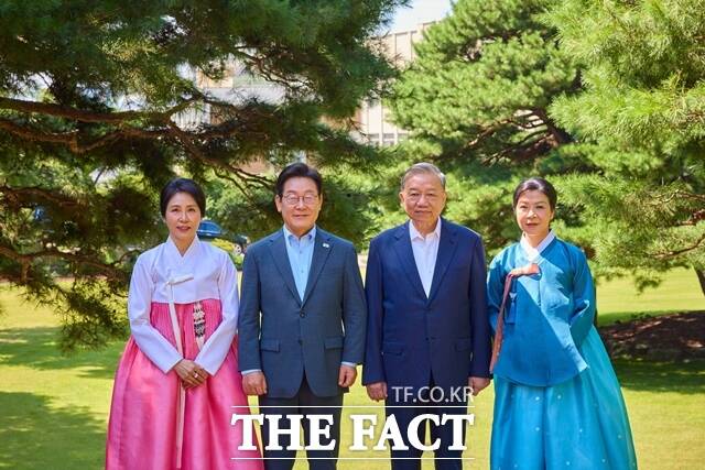 이재명 대통령과 영부인 김혜경 여사가 12일 오전 국빈 방한 중인 또 럼 베트남 당서기장, 응오 프엉 리 여사와 청와대 상춘재에서 기념촬영을 하고 있다. /대통령실