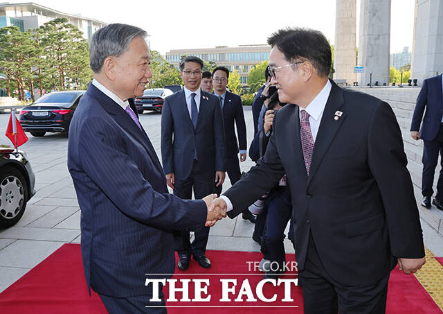 우원식 국회의장(오른쪽)이 12일 서울 여의도 국회에서 이재명 정부 출범 후 첫 국빈 자격으로 방한한 또 럼 베트남 공산당 중앙집행위원회 서기장(왼쪽)과 인사를 나누고 있다. /국회사진기자단