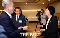  장기요양위원회 위원들과 인사 나누는 이스란 보건복지부 1차관 [포토]