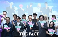  플레이브와 기념 촬영하는 오세훈 시장 [포토]