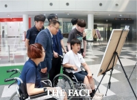  'AI로 그린 꿈과 희망'…경과원, 발달장애 작가 특별한 예술전 개최