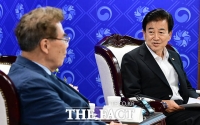  정동영 통일부 장관, 금강산 기업 단체와 면담 [TF사진관]