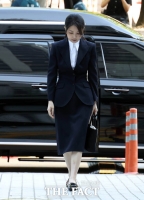  '구속기로 앞 고개 떨군' 김건희, 질문에는 묵묵부답 [TF사진관]