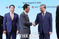  악수 나누는 김민석 총리와 또 럼 베트남 당 서기장 [포토]