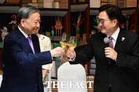  의회외교 앞장 선 우원식 국회의장 '또 럼 베트남 서기장과 축배' [TF사진관]