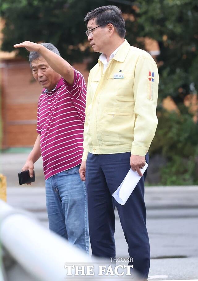진병영 함양군수가 수해피해 현장을 점검하고 있다. /함양군