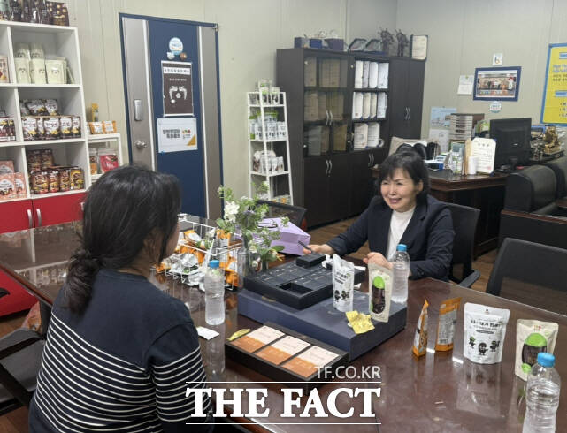 공주시가 최근 미국 K-푸드 전문 플랫폼 울타리몰 상품팀 매니저를 초청해 수출농가에 삼담을 해주고 있다. /공주시