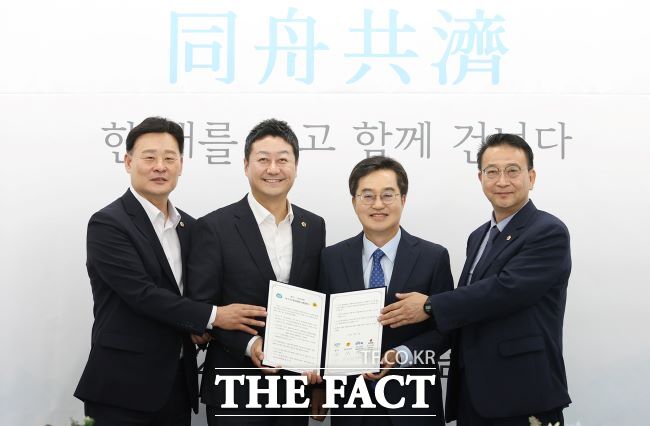 김동연 경기도지사(사진 오른쪽에서 두 번째)와 김진경 도의회 의장 등이 13일 여야정협치위원회 공동협약서에 서명한 뒤 기념 촬영을 하고 있다./경기도