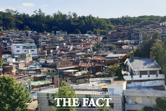 서울시는 지난 7일 흑석9구역 재개발 건축·경관 분야에 대한 변경 심의안을 통과시켰다. 이에 따라 흑석9구역은 20개동, 지하 7층~지상 25층 아파트 1540가구 및 부대복리시설이 들어서게 된다. /더팩트 DB