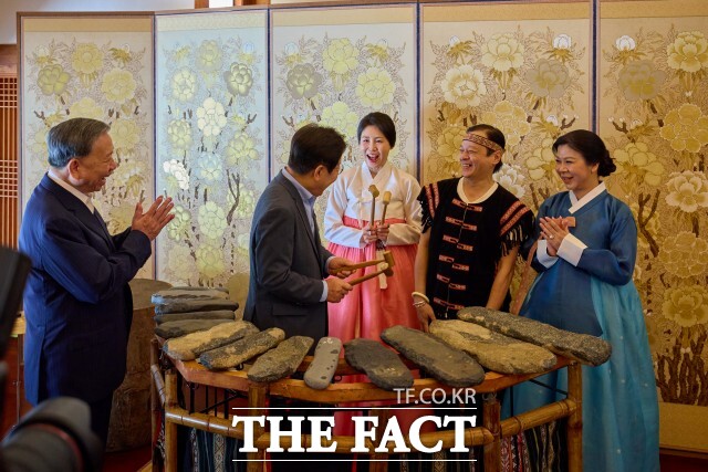 대통령실이 지난 12일 이재명 대통령과 김혜경 여사가 청와대 상춘재에서 국빈방한 중인 또 럼 베트남 당서기장과 응오 프엉 리 여사와 함께 문화 공연을 보고 있다. /이재명 대통령 SNS 갈무리