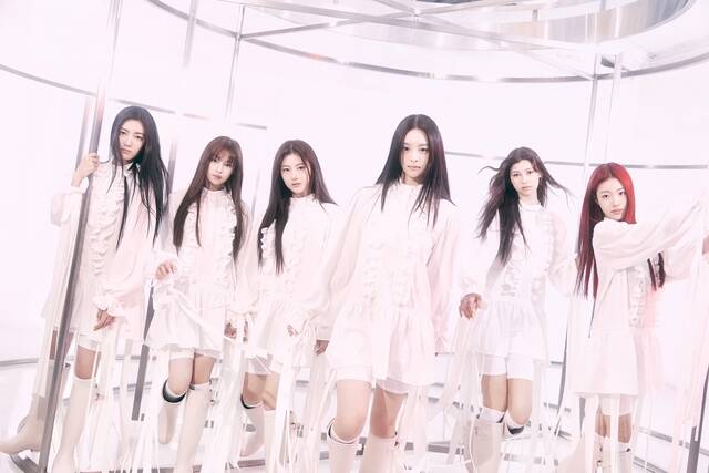 앳하트는 Heart(마음)와 At(@, 연결)의 합성어로 전 세계 팬들과 마음으로 연결되며 함께 성장해 나간다는 의미다. 첫 앨범 Plot Twist는 가요계 비상을 꿈꾸는 앳하트가 세상을 향해 펼쳐내는 첫 날갯짓이다. /타이탄 콘텐츠