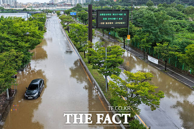 수도권 등 중부지방을 중심으로 호우경보가 내려진 13일 집중호우로 1명이 실종되고, 곳곳에서 시설피해가 발생했다. 사진은 이날 오후 고양시 덕양구 행주IC 접근도로가 침수된 모습. /장윤석 기자