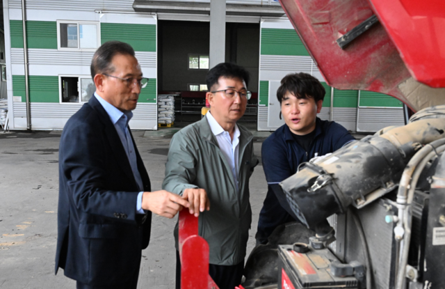 송춘수 NH농협손해보험 대표이사(왼쪽 두 번째)와 강호윤 조합장(왼쪽 첫번째)이 농기계 무상점검을 실시하고 있다. /NH농협손해보