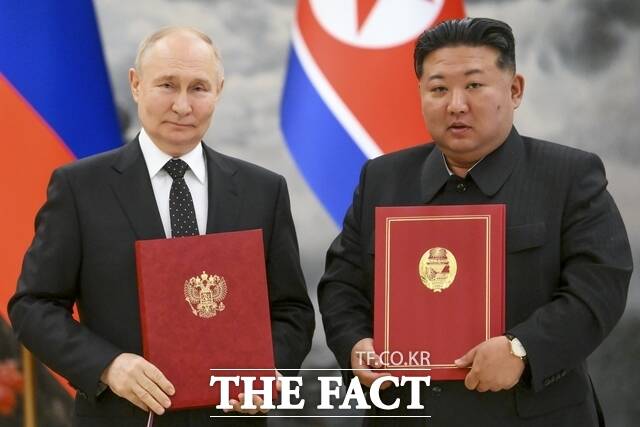 김정은 북한 국무위원장(오른쪽)이 12일 블라디미르 푸틴 러시아 대통령과 전화 통화를 했다고 조선중앙통신이 13일 보도했다. 사진은 양국 정상이 지난해 6월 북한 평양에서 포괄적 전략적 동반자 관계 조약을 체결한 모습. /AP. 뉴시스