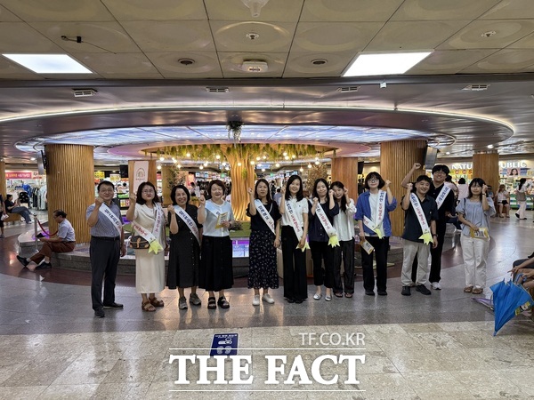 대전 중구가 중앙로 일대에서 도로명주소 홍보 캠페인을 실시하고 있는 모습 /대전 중구