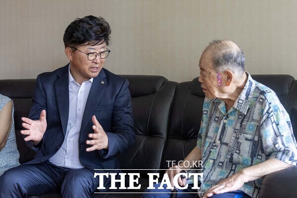 최충규 대덕구청장(사진 왼쪽)이 13일 대덕구 거주 독립유공자 박희남 지사 후손의 자택을 방문해 존경과 감사의 뜻을 전하고 있다./대전 대덕구