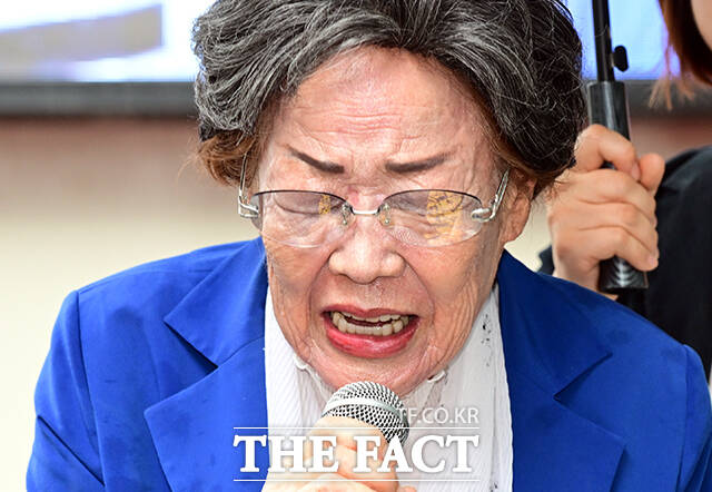 위안부 피해자이자 여성인권 활동가인 이용수 할머니가 13일 오후 서울 종로구 일본대사관 앞 평화로에서 열린 제1713차 수요시위에 참석해 발언을 하고 있다. /임영무 기자