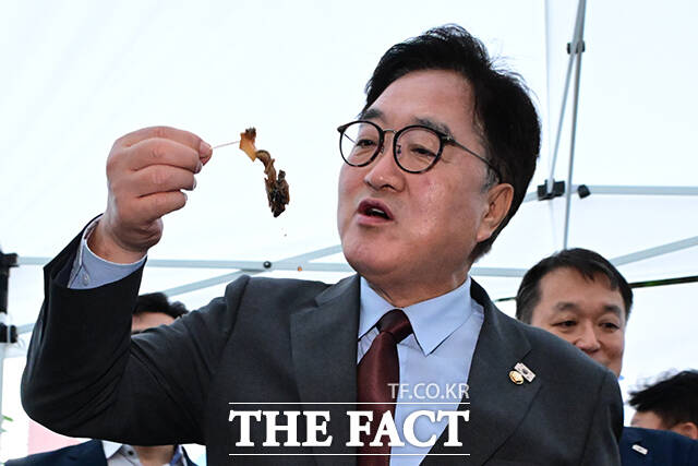 우원식 의장이 전복장을 시식하고 있다.