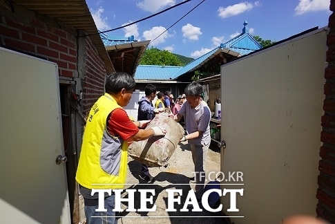 파주시의 파주형 하우징 사업 참여 기관 관계자들이 12일 사업 대상 가구를 찾아 맞춤형 환경 정비를 진행하고 있다./파주시