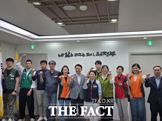 김동근 경기 의정부시장(왼쪽 6번째)과 박윤희 민주노총 경기북부지부 의장을 비롯한 산하 단위노조 대표들이 지난 12일 간담회를 진행한 뒤 기념사진을 찍고 있다. /의정부시