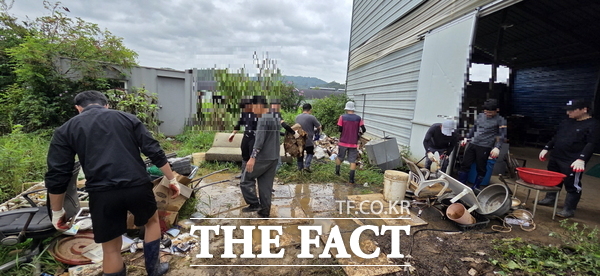 대전보호관찰소가 13일 사회봉사명령자들과 함께 세종시 전동면 석곡리의 한 농가를 찾아 긴급 수해복구 작업에 나섰다./대전보호관찰소