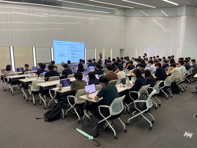 한국앤컴퍼니그룹은 전사적 인공지능(AI) 역량 강화를 위해 사내 AI 전문가 AI 크루 200명 양성에 나선다고 13일 밝혔다. 한국앤컴퍼니그룹 하이테크 중앙연구소 한국테크노돔에서 AI 크루 교육 프로그램을 진행하는 모습. /한국앤컴퍼니그룹