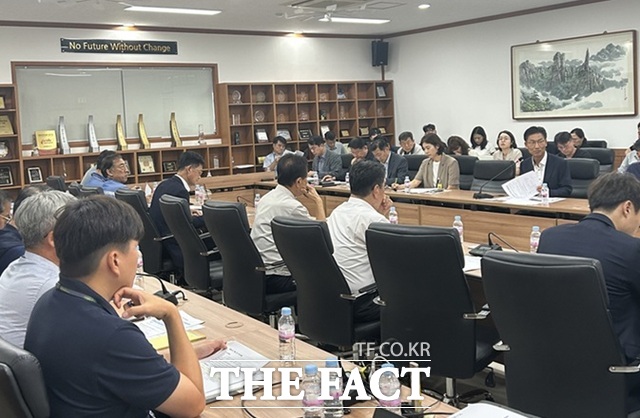 13일 대구경북경제자유구역청 주재로 폭발 사고가 난 영천 대달산업과 인근 기업들의 지원을 위한 대책회의가 열렸다. /대구경북경제자유구역청