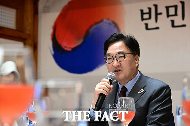 반민특위 유족 맞아 인사말하는 우원식 의장.