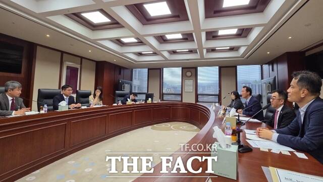 인천시가 13일 대법원에서 조병구 법원행정처 사법지원실장을 만나 인천 해사전문법원 설치의 필요성과 당위성을 설명하고 있다./인천시