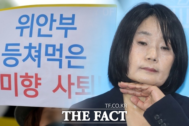 자유연대가 2020년 6월 17일 오후 서울 종로구 옛 일본대사관 앞에서 정의기억연대 해체 및 윤미향 더불어민주당 의원 사퇴 규탄 집회를 열고 있는 모습(왼쪽), 윤미향 전 의원./ 더팩트DB