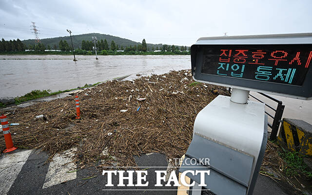 중부지방을 중심으로 호우특보가 내려진 13일 오후 경기 고양시 덕양구 공릉천 문화체육공원이 물에 잠겨있다. /고양=박헌우 기자