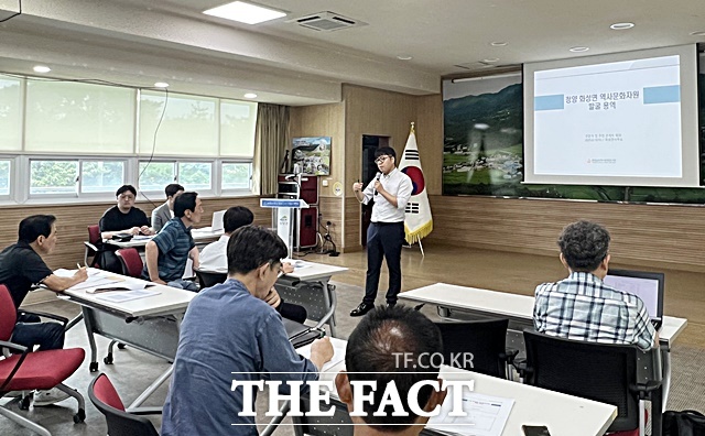 13일 청양군 화성면사무소에서 화성면 역사문화자원 발굴 용역 주민설명회가 열리고 있다. /청양군