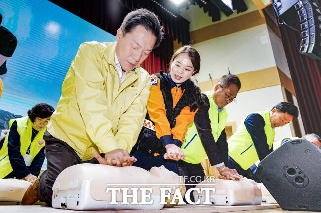 이재준(왼쪽) 수원시장이 새빛안전지킴이 양성 교육에 참여하고 있는 모습./수원시