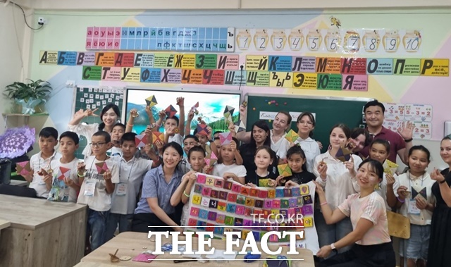 세종시교사단이 지난10일까지 타슈켄트와 사마르칸트에서 현지 유치원 교원과 초·중·고 학생들을 대상으로 수업을 펼쳤다. /세종시교육청