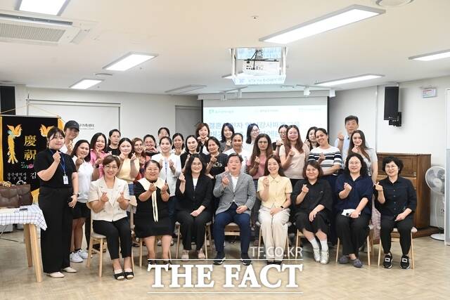 광주 남구가 결혼이민자 영어 강사 양성 교육 개강식을 개최하고 있다./광주 남구