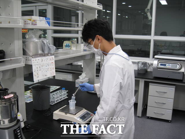 전북 전주시 농업기술센터 내 농산물 안전성분석실. /전주시