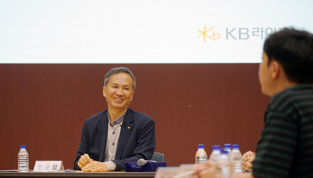 정문철 KB라이프 대표가 지난 12일 서울 강남 KB라이프타워에서 열린 타운홀 미팅에 참석해 임직원들과 대화를 나누고 있다. /KB라이프