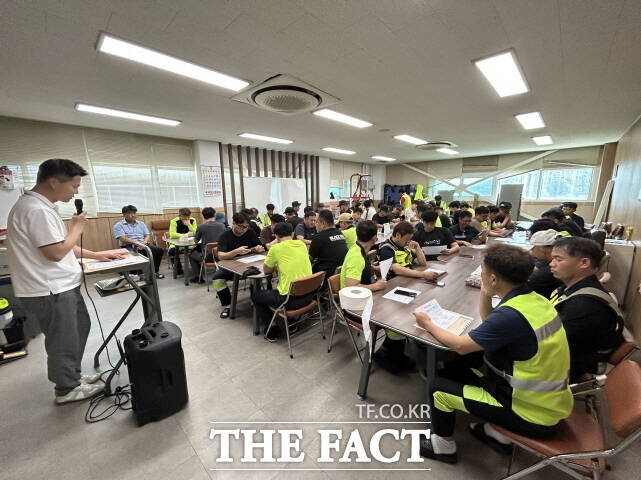 세종시가 지난 8일 고운동 환경관리원 사무실에서 청소차량 사고 운전자 대응 매뉴얼 마련 회의를 하고 있다. /세종시